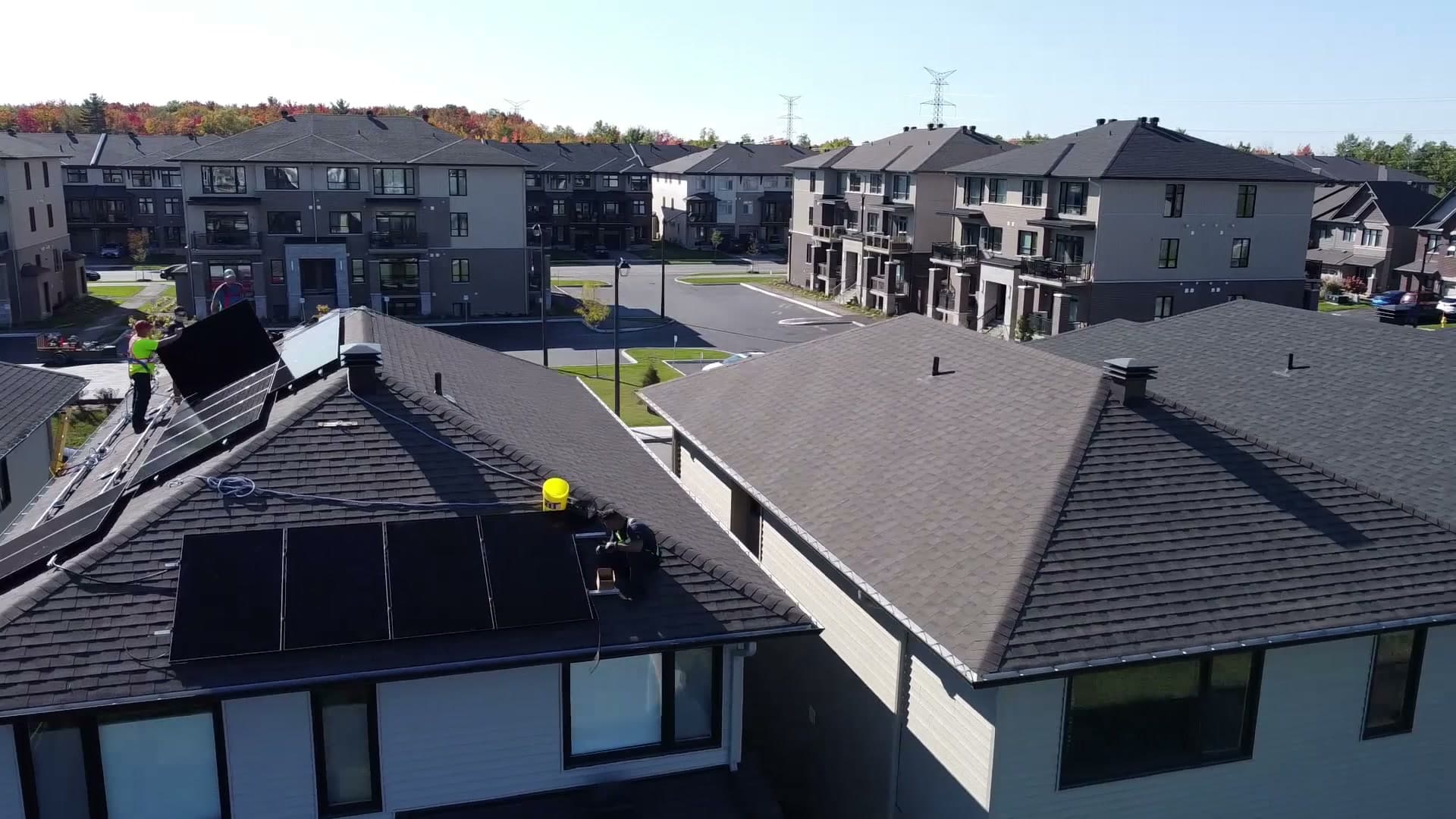 KAJK installers on the Orléans roof during the install
